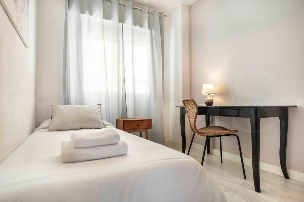 Spacious & Authentic Apartment By Rems Málaga Buitenkant foto